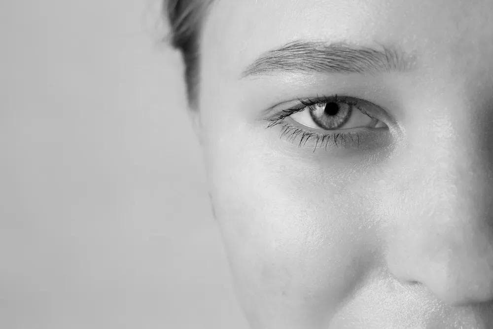 A woman with radiant skin thanks to her Ariessence Pure PDGF+ with Atelier Aesthetics